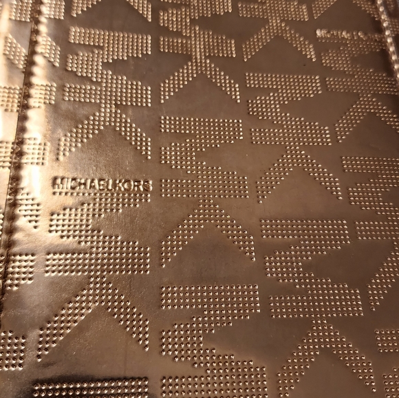 Pre-loved Michael Kors rose gold netallic purse - Picture 10 of 11